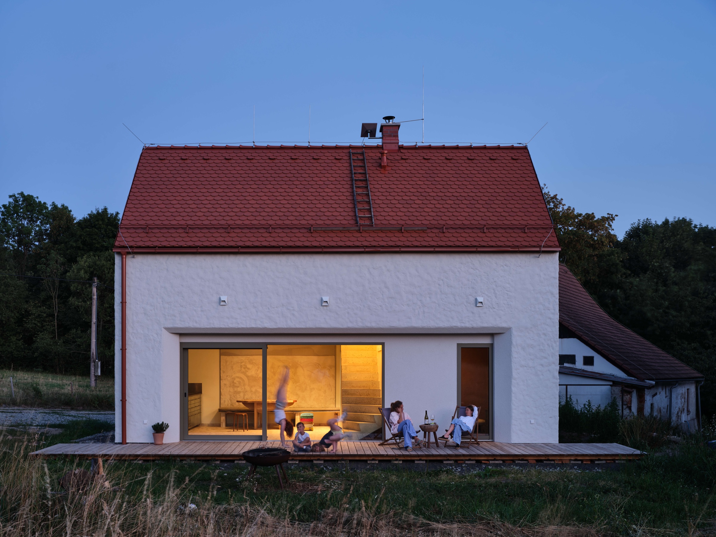 Stair House rozsvícený za soumraku